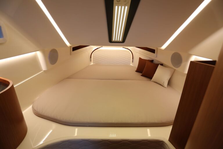 Stradivari 43 - Interni