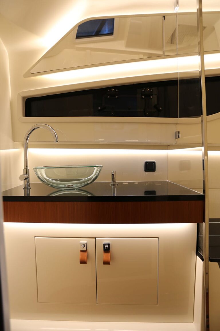 Stradivari 43 - Interni